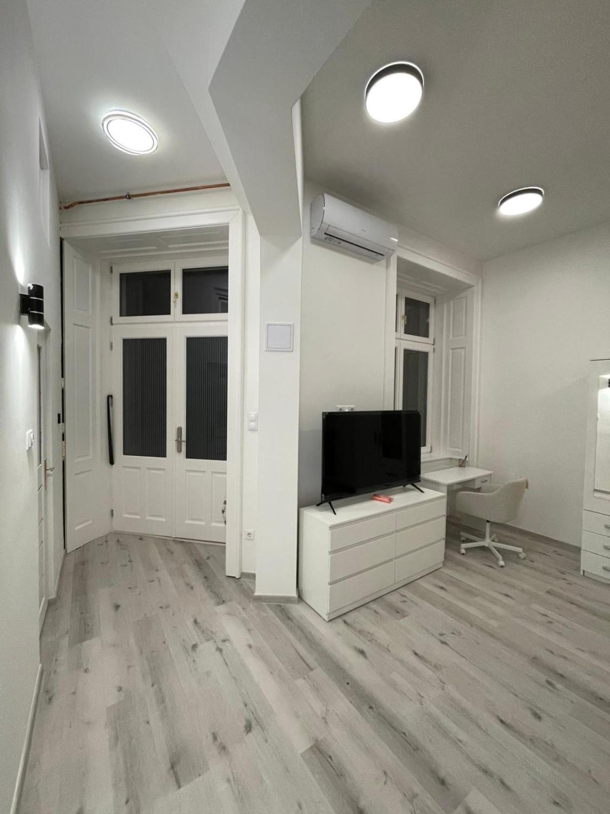 Szekely Apartment Near Deak Ferenc Square With Free Parking In Garage Будапешт Экстерьер фото